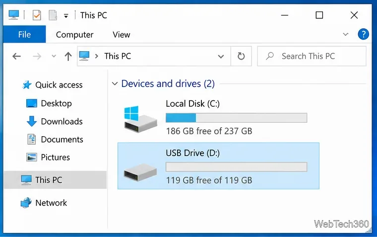 В проводнике Windows 10 в разделе «Этот компьютер» отображается съемный диск для карты microSD.