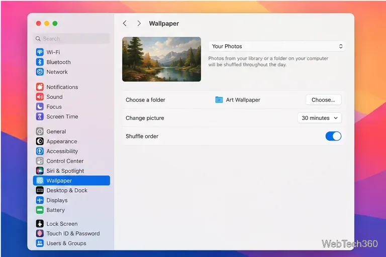 As configurações de Papel de Parede do macOS mostram uma pasta "Papel de Parede Artístico" selecionada em "Suas Fotos" com a opção de reprodução aleatória ativada.