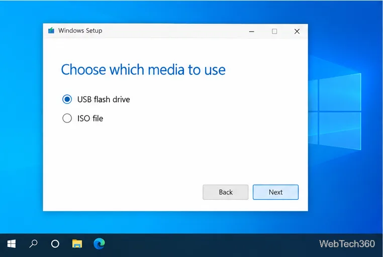 На экране выбора установочного носителя Windows вместо ISO-файла выбрана USB-флешка.