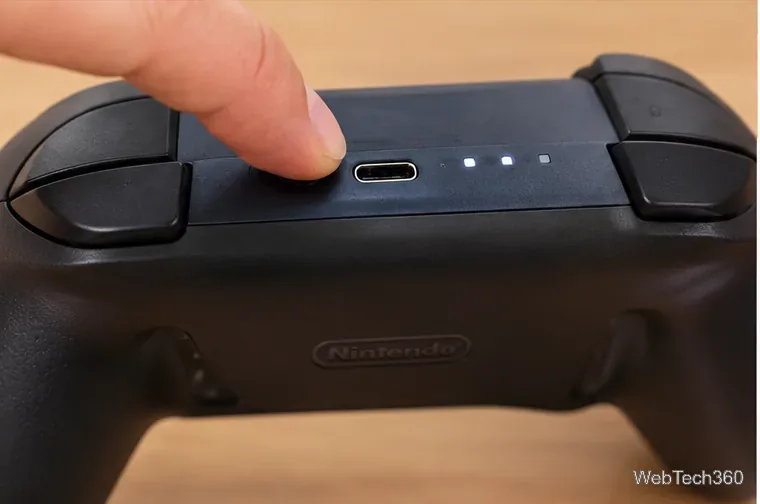 Presionar con el dedo el botón SYNC situado junto al puerto USB-C en un mando Pro de Switch.