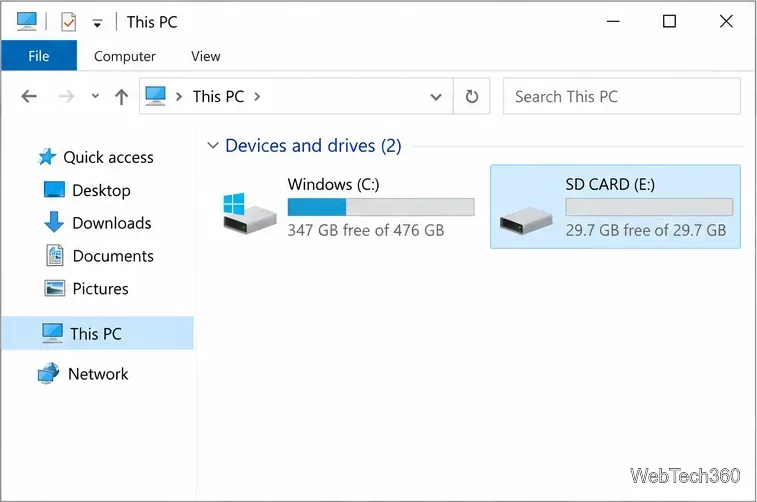 O Explorador de Arquivos do Windows 10 exibe um cartão SD removível em Dispositivos e unidades.
