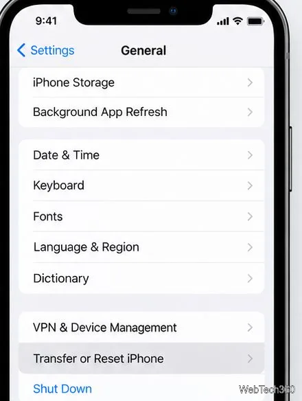 Ecranul de setări generale cu opțiunea Transfer sau Resetare iPhone evidențiată.
