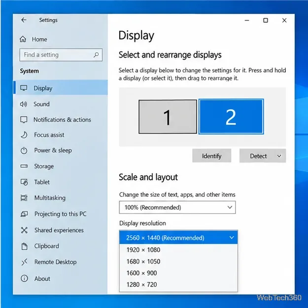 В меню выбора разрешения экрана Windows 10 для монитора 2 с разрешением 2560 x 1440 выбрано «Рекомендуемое».
