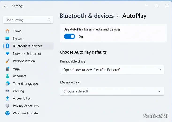 Les paramètres de lecture automatique de Windows 11 indiquent que la lecture automatique est activée et que le lecteur amovible est configuré pour ouvrir le dossier afin d'afficher les fichiers.