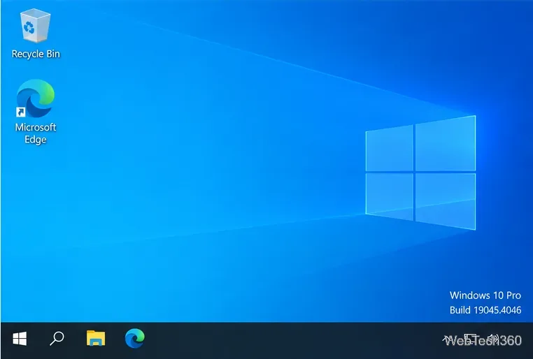 Рабочий стол Windows 10 с информацией о версии и сборке, отображаемой над панелью задач.