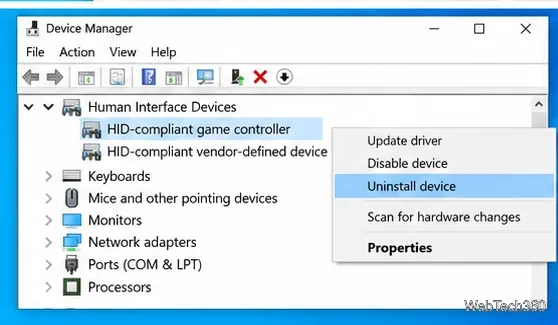 В контекстном меню Диспетчера устройств Windows 10 для игрового контроллера, совместимого с HID, выделена опция «Удалить устройство».
