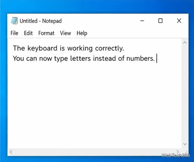 В окне Блокнота Windows 10 отображается успешное выполнение тестового предложения после исправления ошибки ввода с клавиатуры.