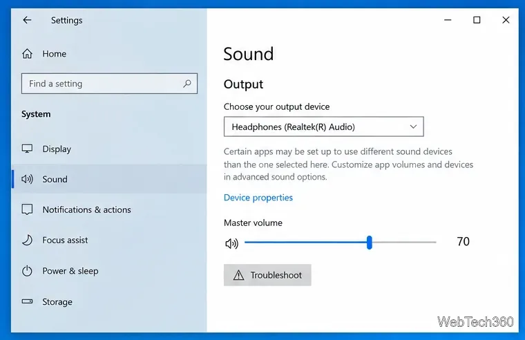 В настройках звука Windows 10 выбраны наушники в качестве устройства вывода, а общая громкость увеличена.