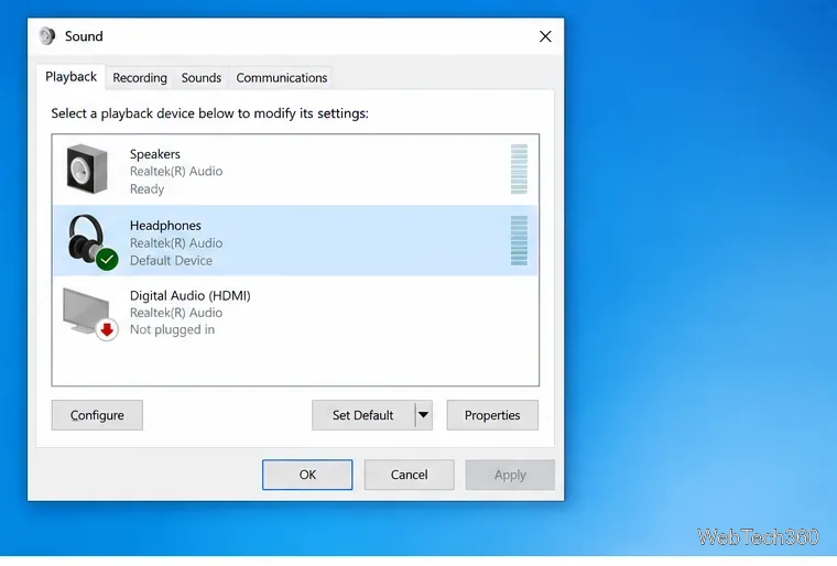 В панели управления звуком Windows 10 вкладка «Воспроизведение» отмечена как «Наушники» в качестве устройства по умолчанию.