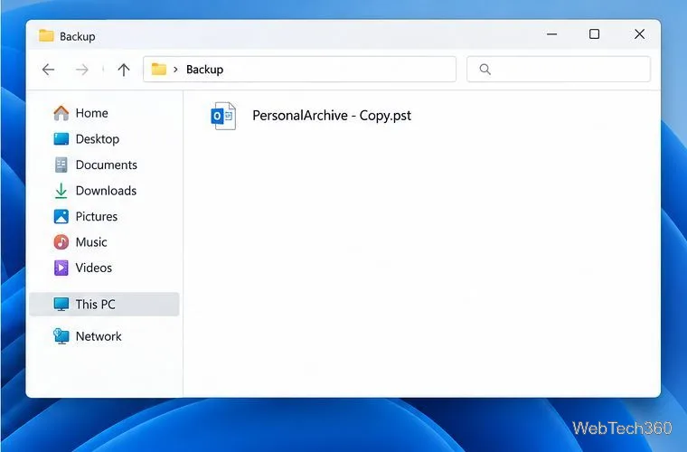 ファイルエクスプローラーに、別のバックアップフォルダーにコピーされた PersonalArchive PST ファイルが表示されています。