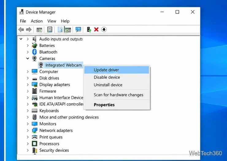 В диспетчере устройств Windows 10 выбрана встроенная веб-камера и доступно обновление драйвера.