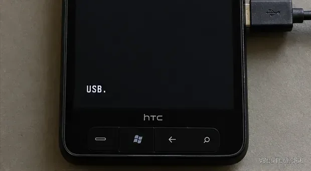 A área de status inferior do bootloader do HTC HD2 mostra a porta USB após a conexão do cabo.