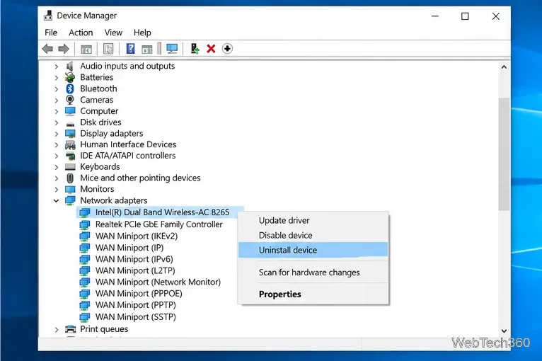 В диспетчере устройств Windows 10 выбран беспроводной сетевой адаптер, и выделена опция «Удалить устройство».