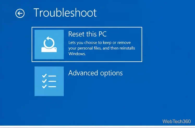 На экране средства устранения неполадок среды восстановления Windows отображаются параметры «Сбросить этот компьютер» и «Дополнительные параметры».